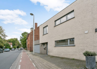 Recent gebouwde woning met ruime garage en tuin in EEKLO.