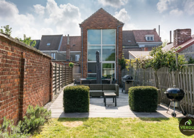 Burgerwoning met praktijkruimte en zonnige tuin te Eeklo.