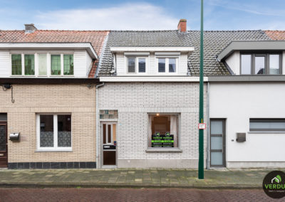 Te renoveren woning met tuin in het centrum van Eeklo.