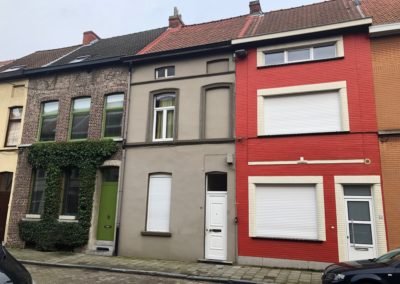 Deels gerenoveerde woning in Sint-Amandsberg.