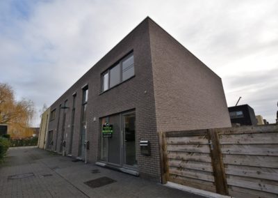 Recente woning met tuin en staanplaats te Eeklo.