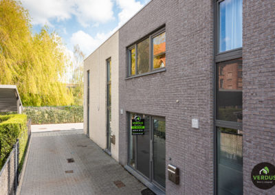 Moderne recente woning met tuin en staanplaats te Eeklo.