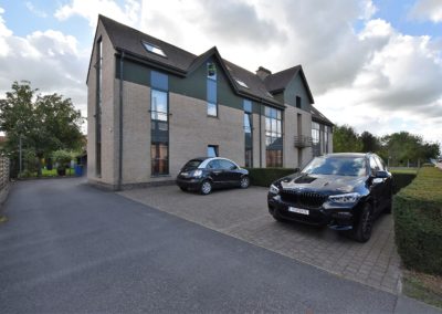 Centraal gelegen appartement met carport in Adegem.