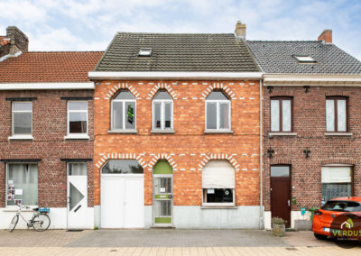 Ruime gesloten bebouwing met 5 slaapkamers centrum MERELBEKE.