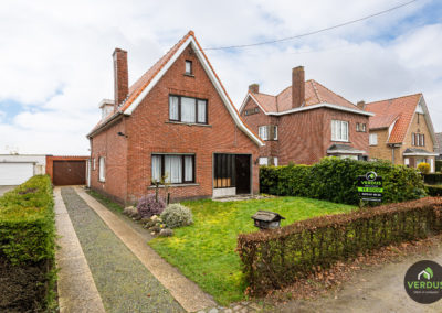 Te renoveren alleenstaande woning met garage te Bassevelde.