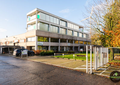 Lichtrijk bureel met loods 1200m²  op centrale ligging te Eeklo.