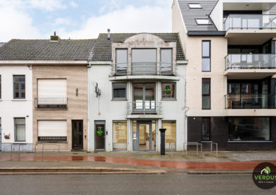 Handelspand met ruim appartement te Eeklo.