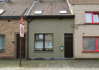 Knusse rijwoning op centrale ligging te Eeklo.