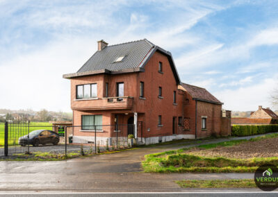 Centraal gelegen woning op 2600m² grond te Parike.