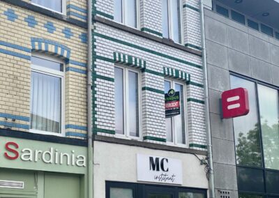 Handelspand met appartement op de markt van Eeklo.